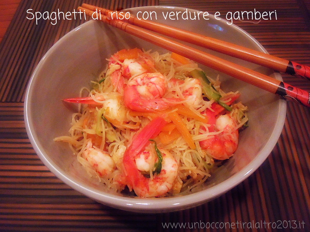 Spaghetti di riso con verdure e gamberi