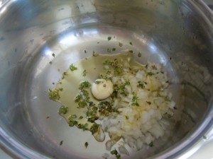 Aggiungere un trito di timo e rosmarino, 2-3 cucchiai di olio. Far appassire la cipolla, su fiamma dolce, per 5 minuti, quindi aggiungere la zucca e le patate.