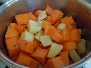 Coprire con il coperchio e far cuocere per qualche minuto, poi aggiungere qualche mestolo di brodo e far cuocere a fiamma bassa per circa 20 minuti, cioè fino a quando le patate e la zucca non si saranno stracotte , cioè devono disfarsi.