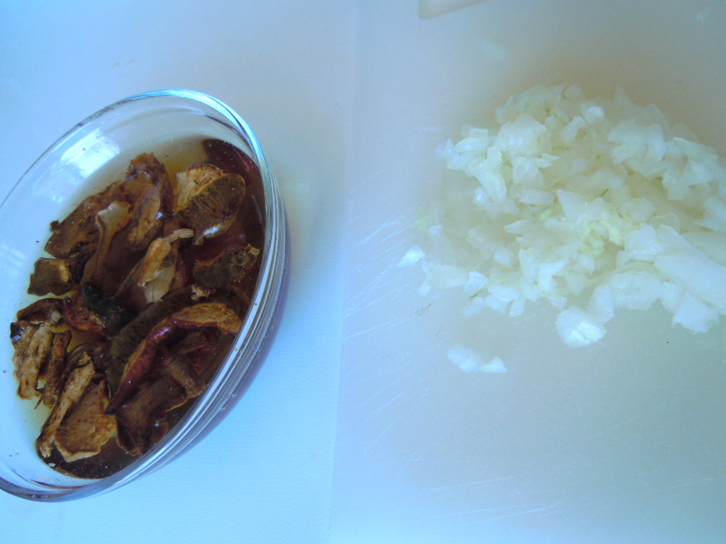 Mettere i funghi secchi in ammollo in acqua tiepida fino a quando non diventano morbidi (basta una decina di minuti), poi tritarli e metterli da parte. Tritare la cipolla.