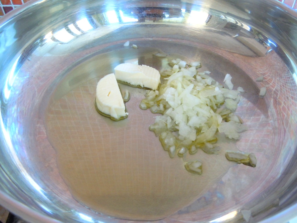 In un tegame, versare l' olio (io di solito metto anche un pezzetto di burro), la cipolla tritata e farla imbiondire.