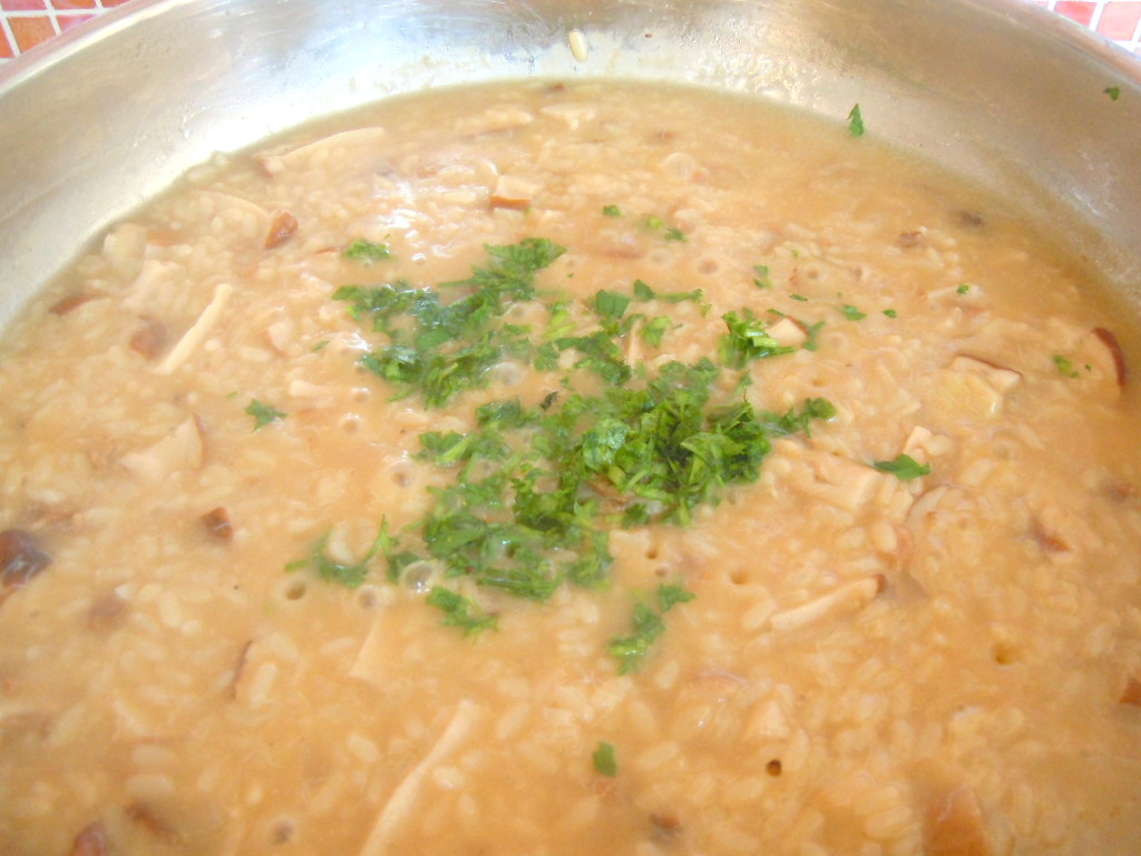 A fine cottura, profumare con il prezzemolo e aggiustare di sale. Lasciare il riso piuttosto umido, non far evaporare tutto il brodo, il risotto deve essere all' onda.