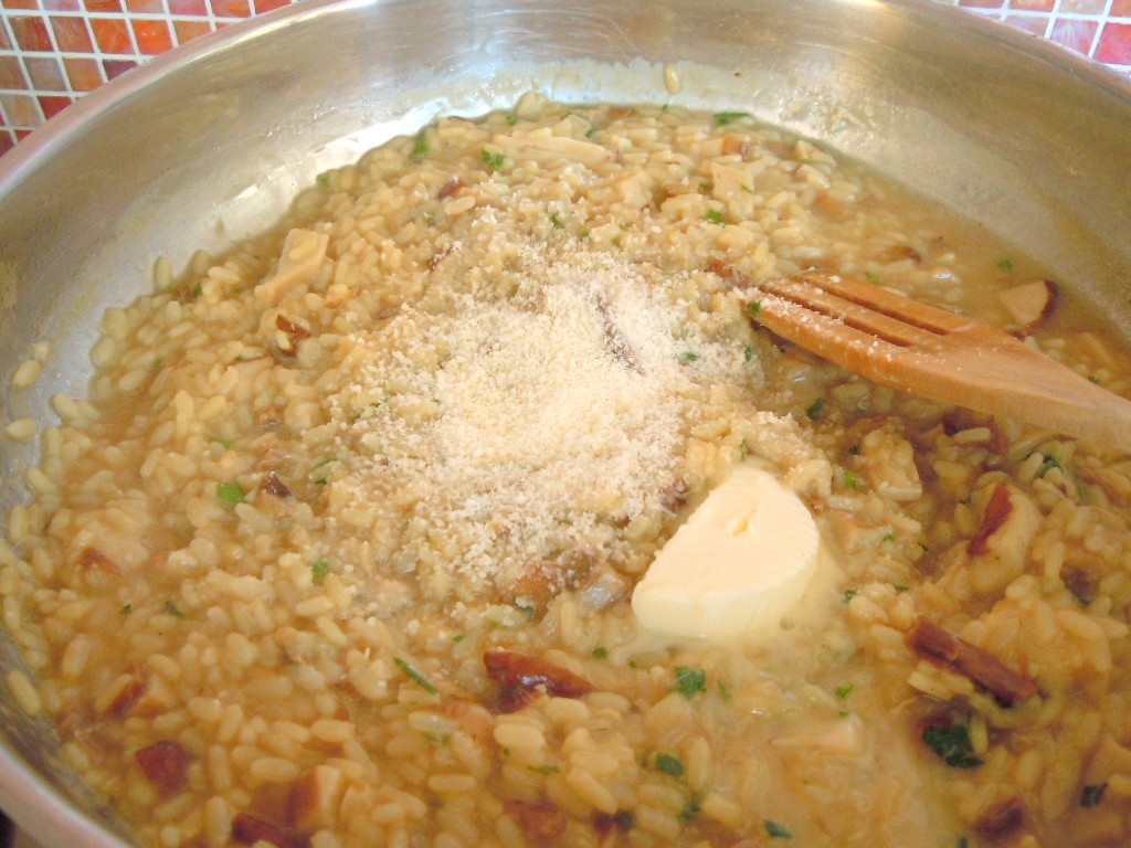 A fiamma spenta, mantecare con burro e parmigiano e, volendo si può aggiungere della provola affumicata a pezzetti.
