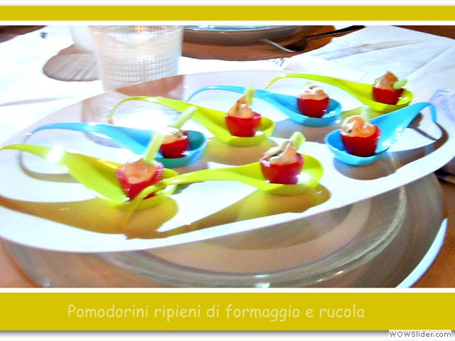 Pomodorini ripieni con formaggio e rucola